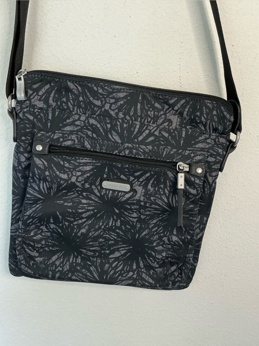 Baggallini Crossbody Bag Black Gray Floral Travel Lightweight Nylon RFID Style - Picture 3 of 9